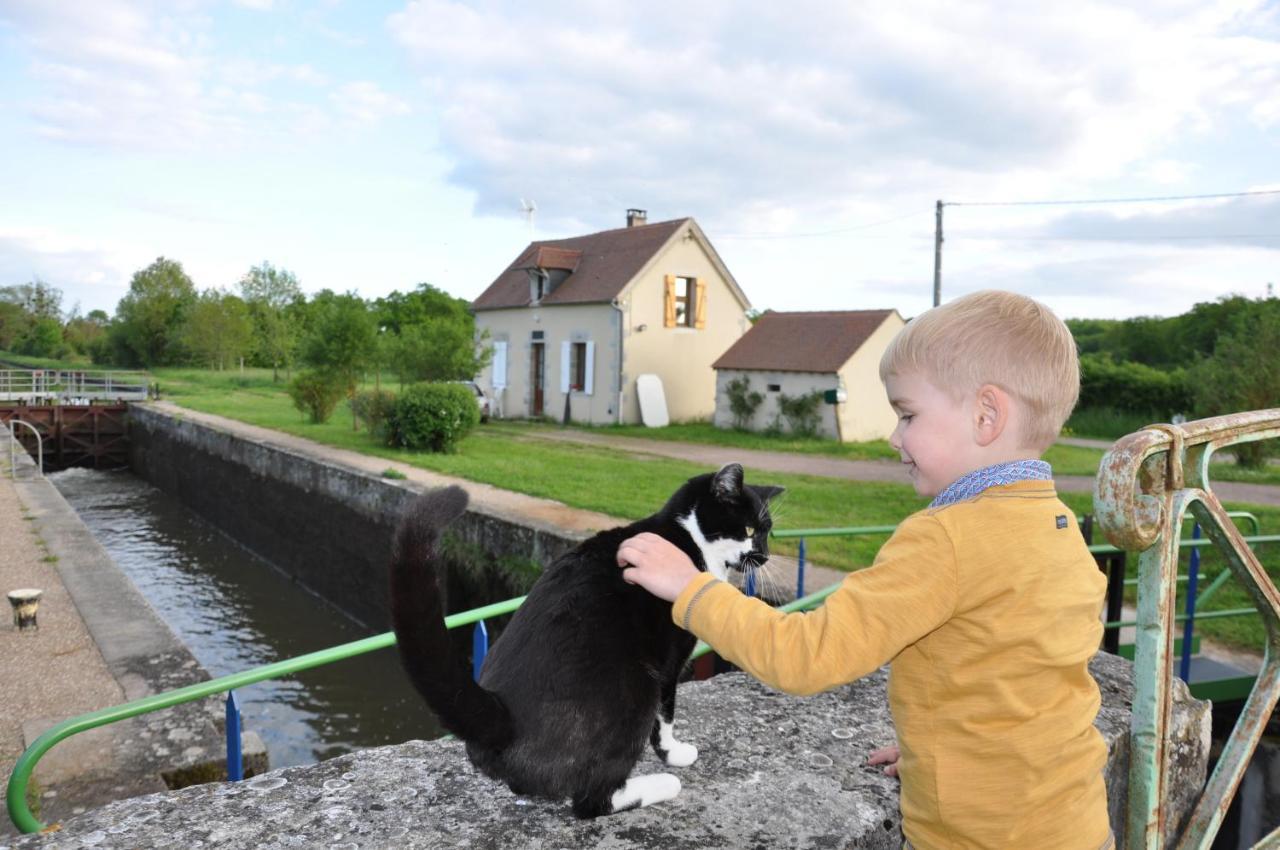 Canal Du Nivernais Gites Le Champ Radis Marigny-sur-Yonne Екстер'єр фото